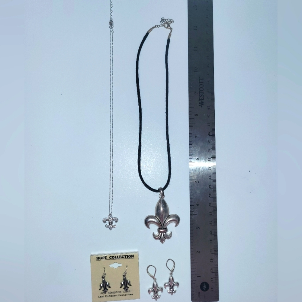Set of fleur de lis jewelry